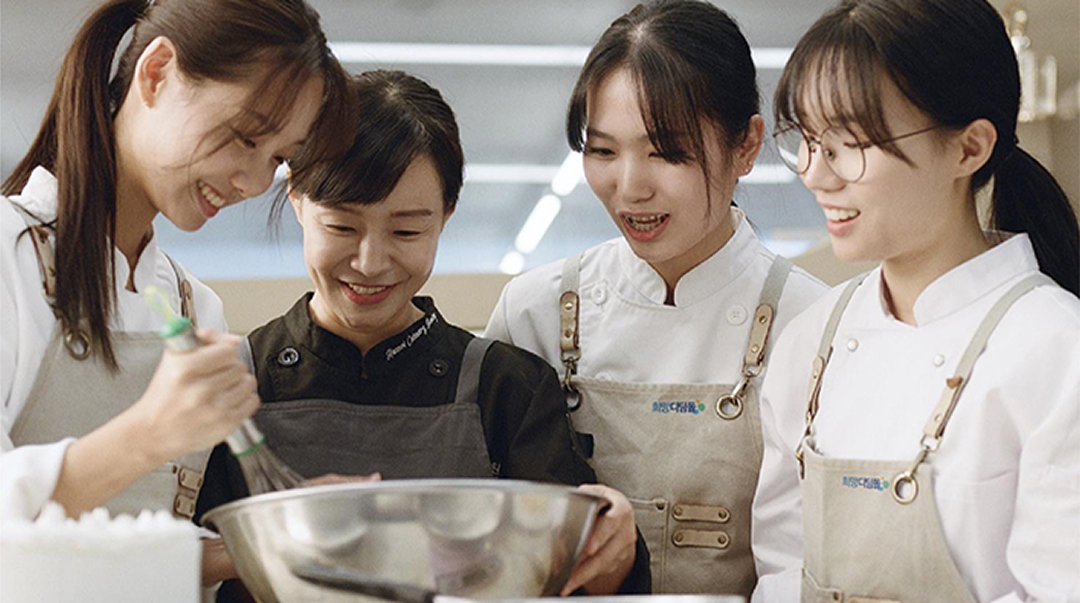 Young adults and an instructor participating in a Samsung Stepping Stone of Hope job training session.